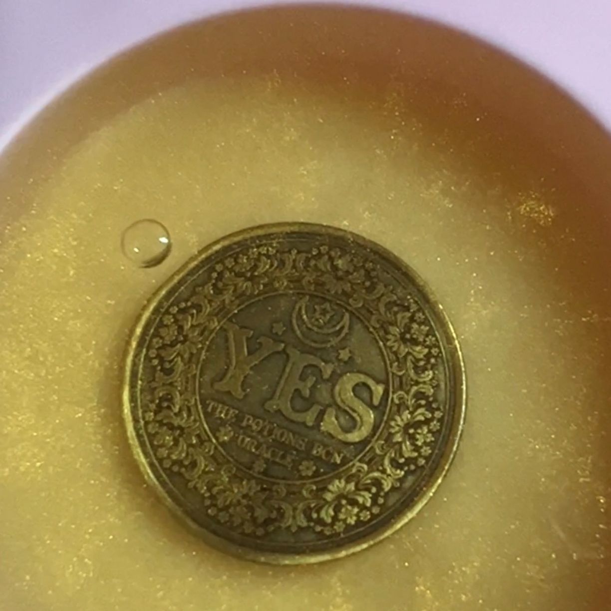 Wax Melt The Oracle con moneda del Oráculo y aroma cálido de mandarina y sándalo.