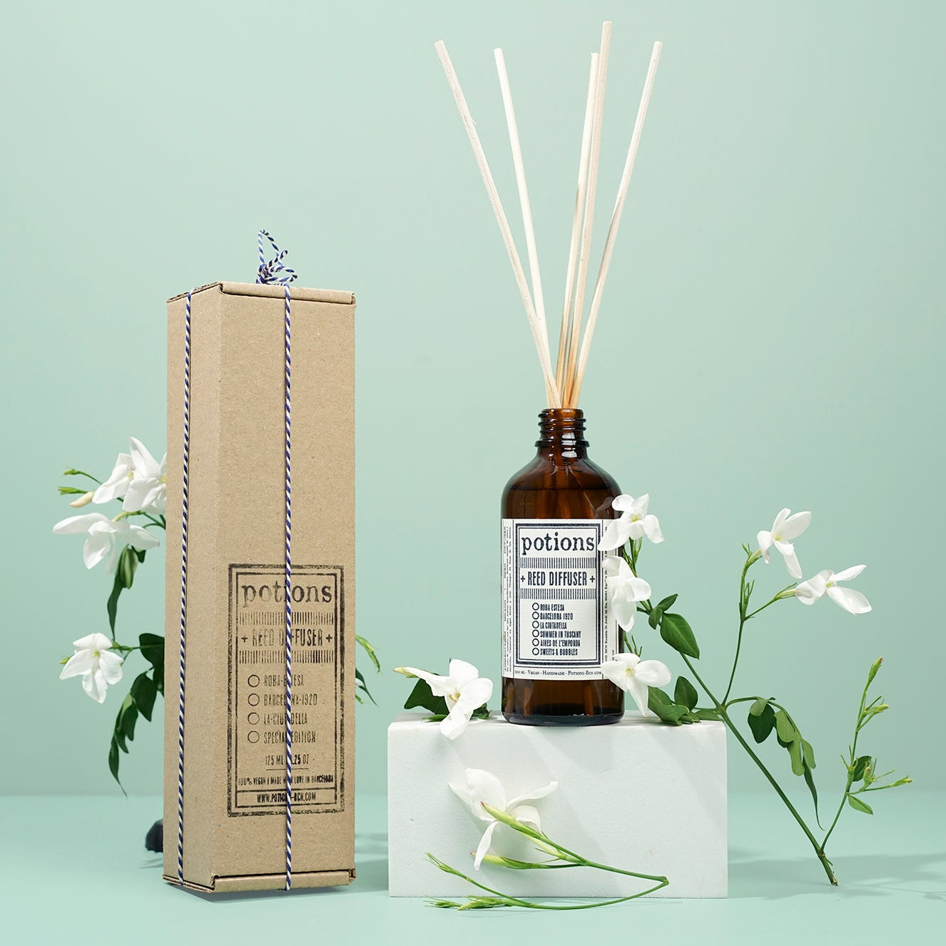 Mikado La Ciutadella de Potions BCN en botella ámbar de 100 ml con palitos de ratán.