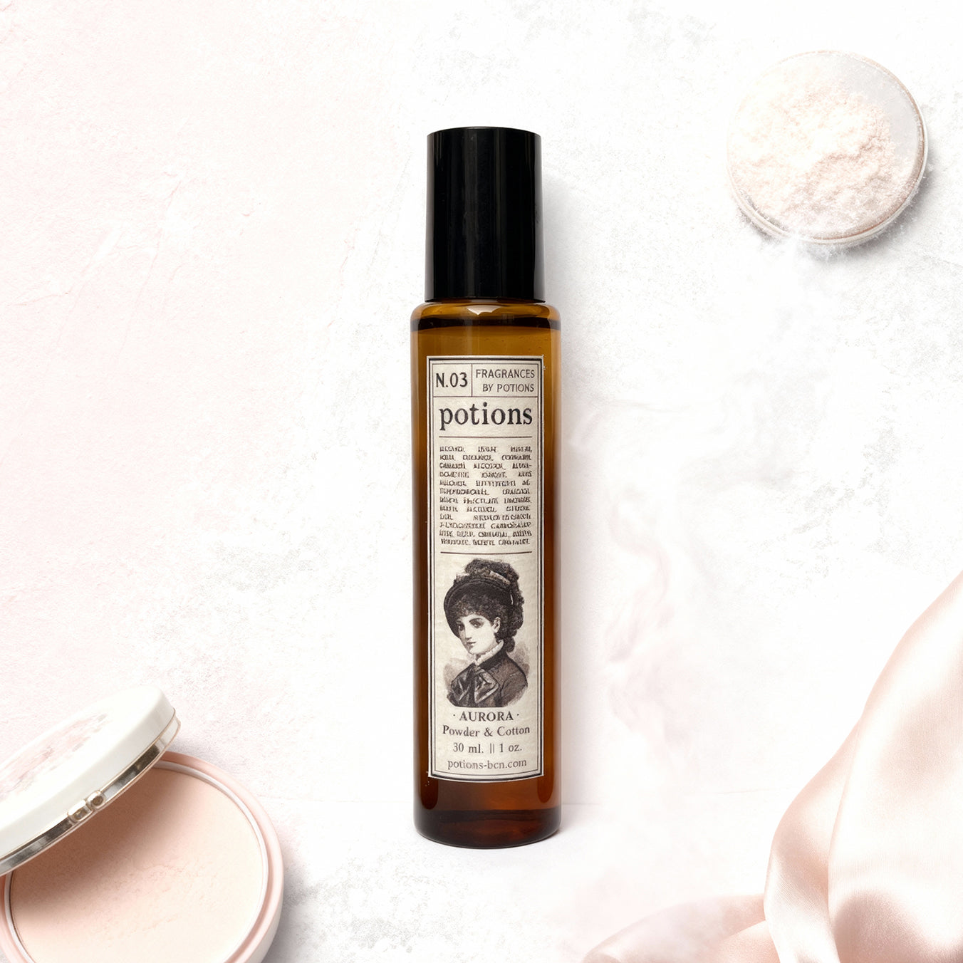 Perfume roll-on Aurora con aroma a talco en botella ámbar de 30 ml.