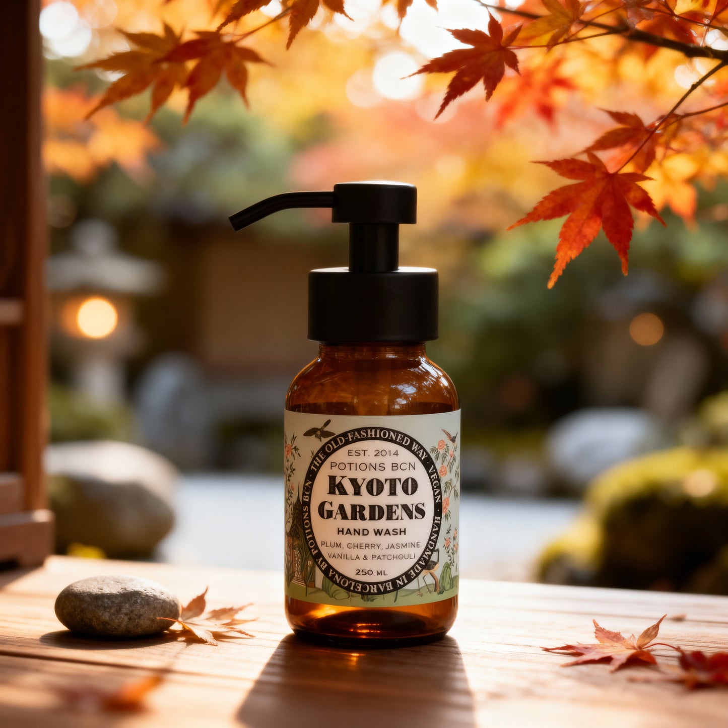 Jabón de manos Kyoto Gardens de Potions BCN en botella de vidrio de 250 ml.