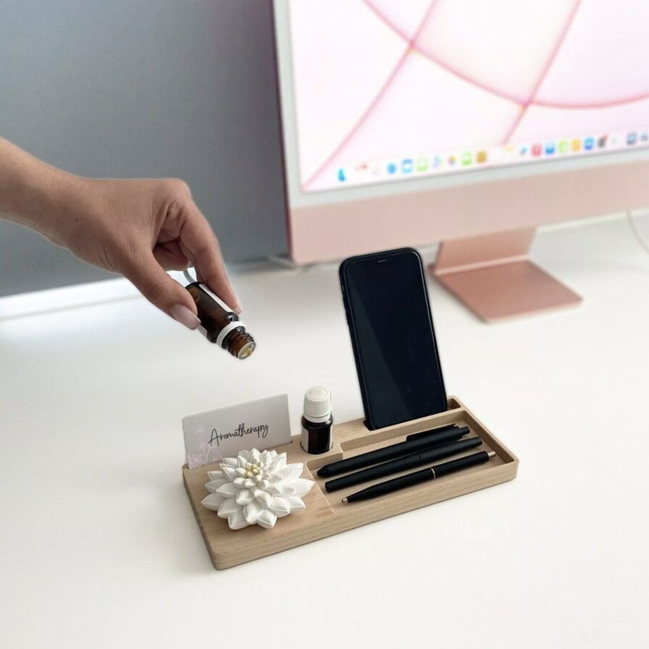 Difusor pasivo organizador en forma de flor de yeso sobre base de madera.