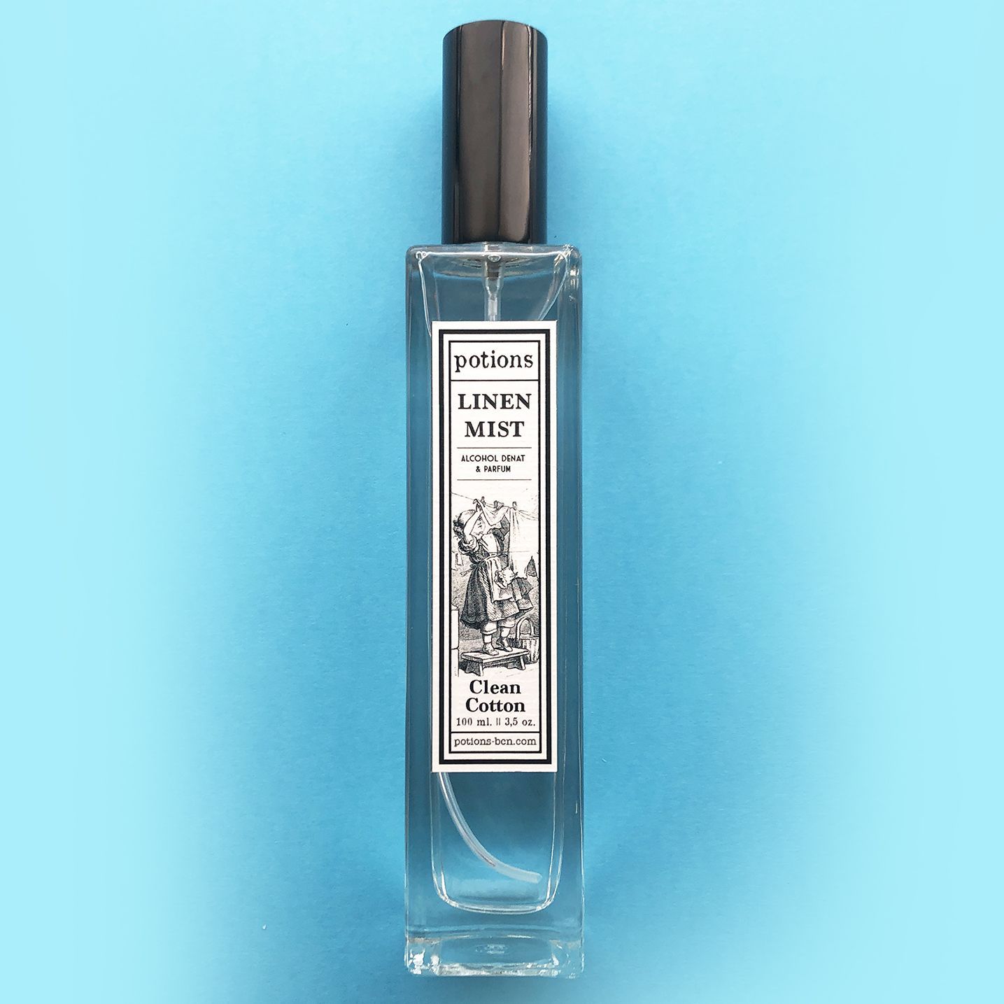 Perfume textil Clean Cotton de Potions BCN en envase de vidrio ámbar de 100 ml.