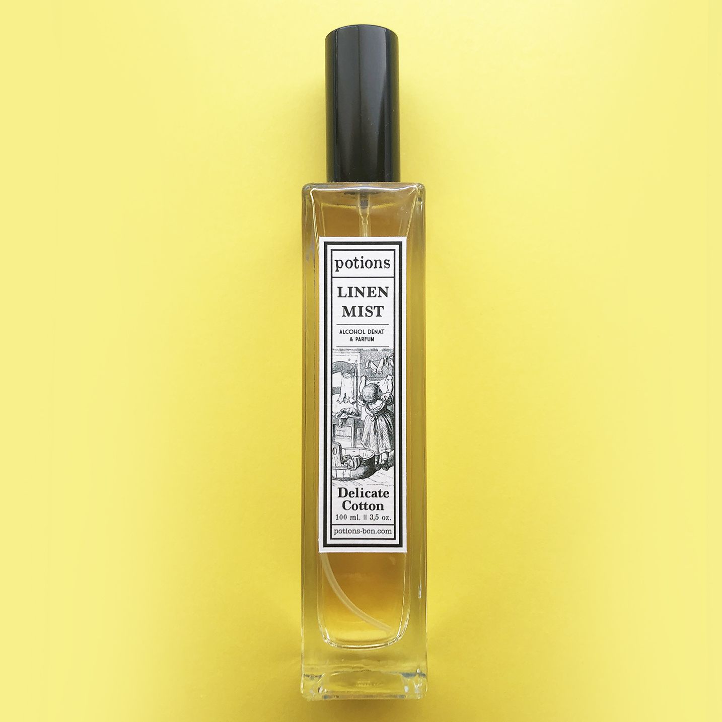 Perfume textil Delicate Cotton de Potions BCN en envase de vidrio ámbar de 100 ml.