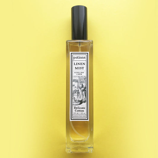 Perfume textil Delicate Cotton de Potions BCN en envase de vidrio ámbar de 100 ml.