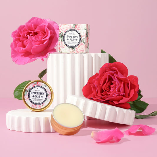 Perfume sólido Potion N.9 con aroma floral de rosa, peonia y magnolia.