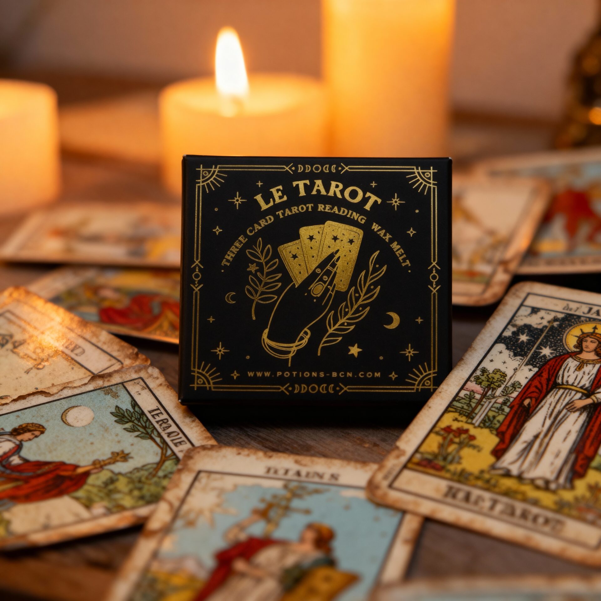 Tarot Wax Melt con aroma místico y 3 mini cartas de tarot en su interior.