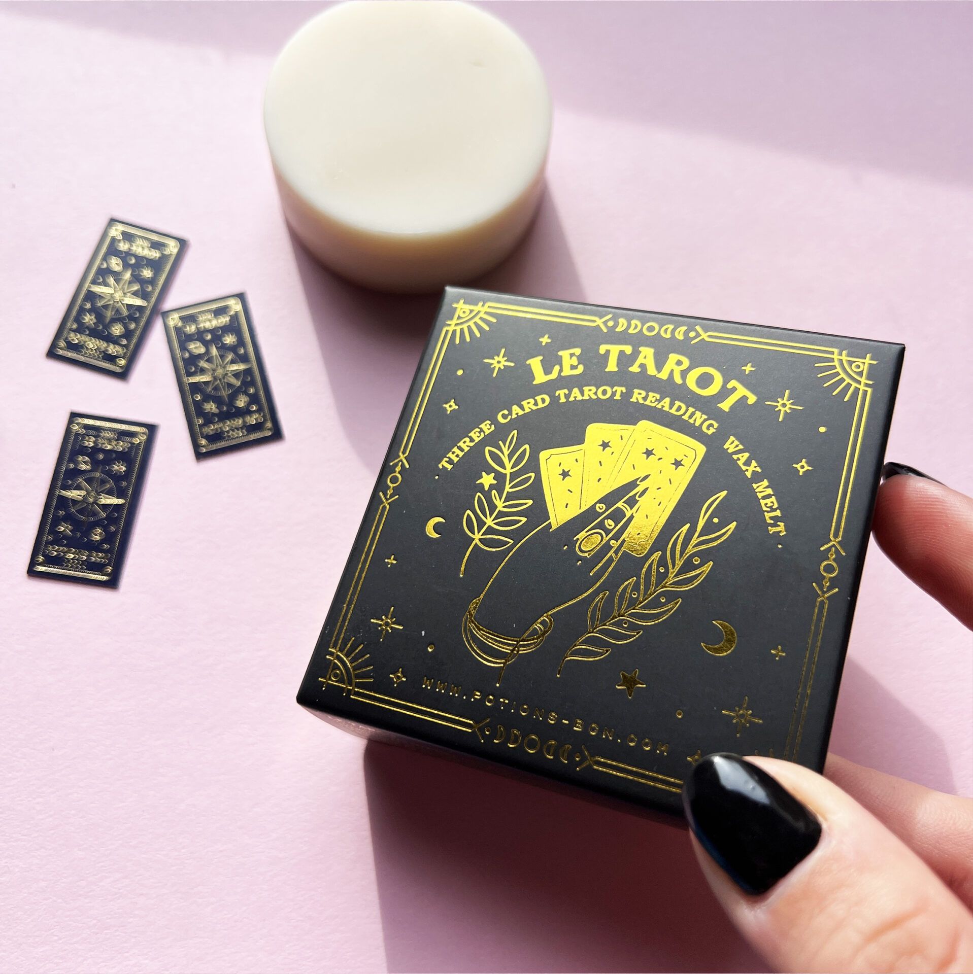 Tarot Wax Melt con aroma místico y 3 mini cartas de tarot en su interior.