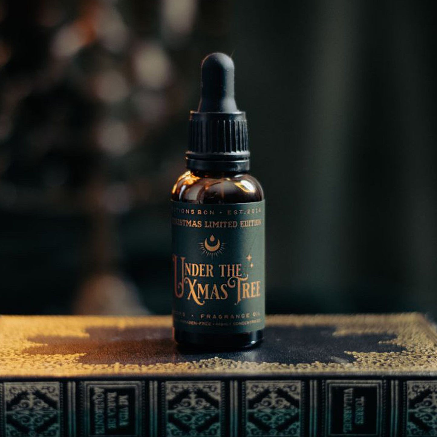 Fragrance Drops Under the Xmas Tree con aroma verde y natural a pino fresco.