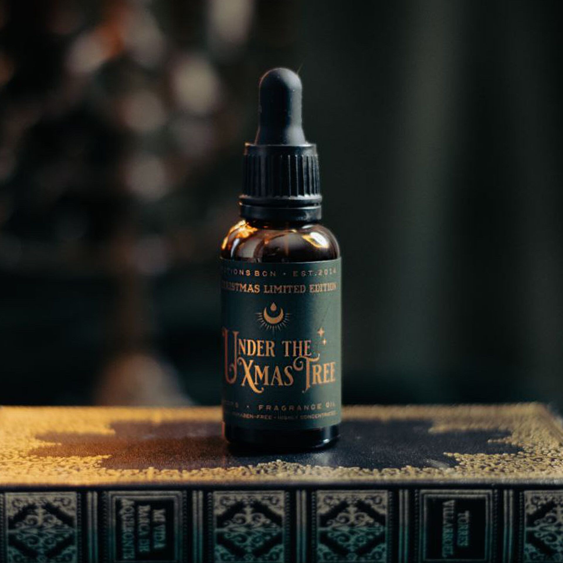 Fragrance Drops Under the Xmas Tree con aroma verde y natural a pino fresco.