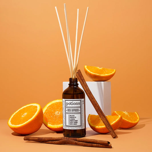 Mikado Barcelona 1920 de Potions BCN en botella ámbar de 100 ml con palitos de ratán.