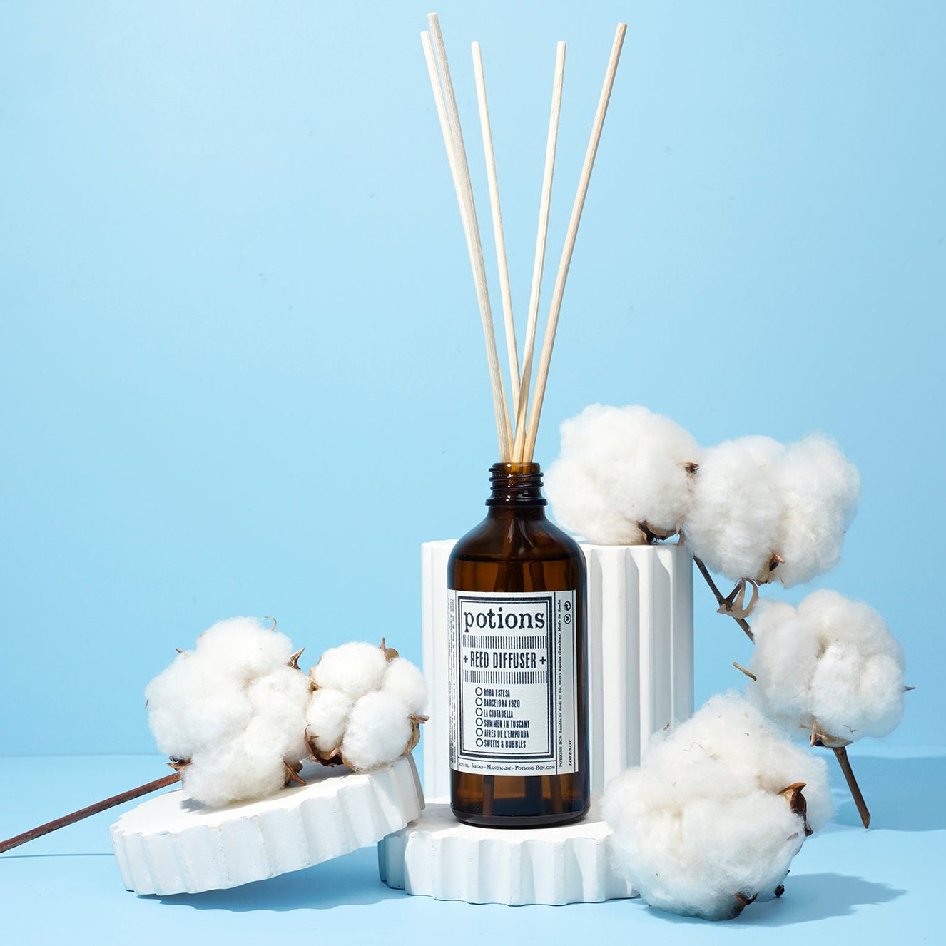 Mikado Roba Estesa de Potions BCN en botella ámbar de 100 ml con palitos de ratán.