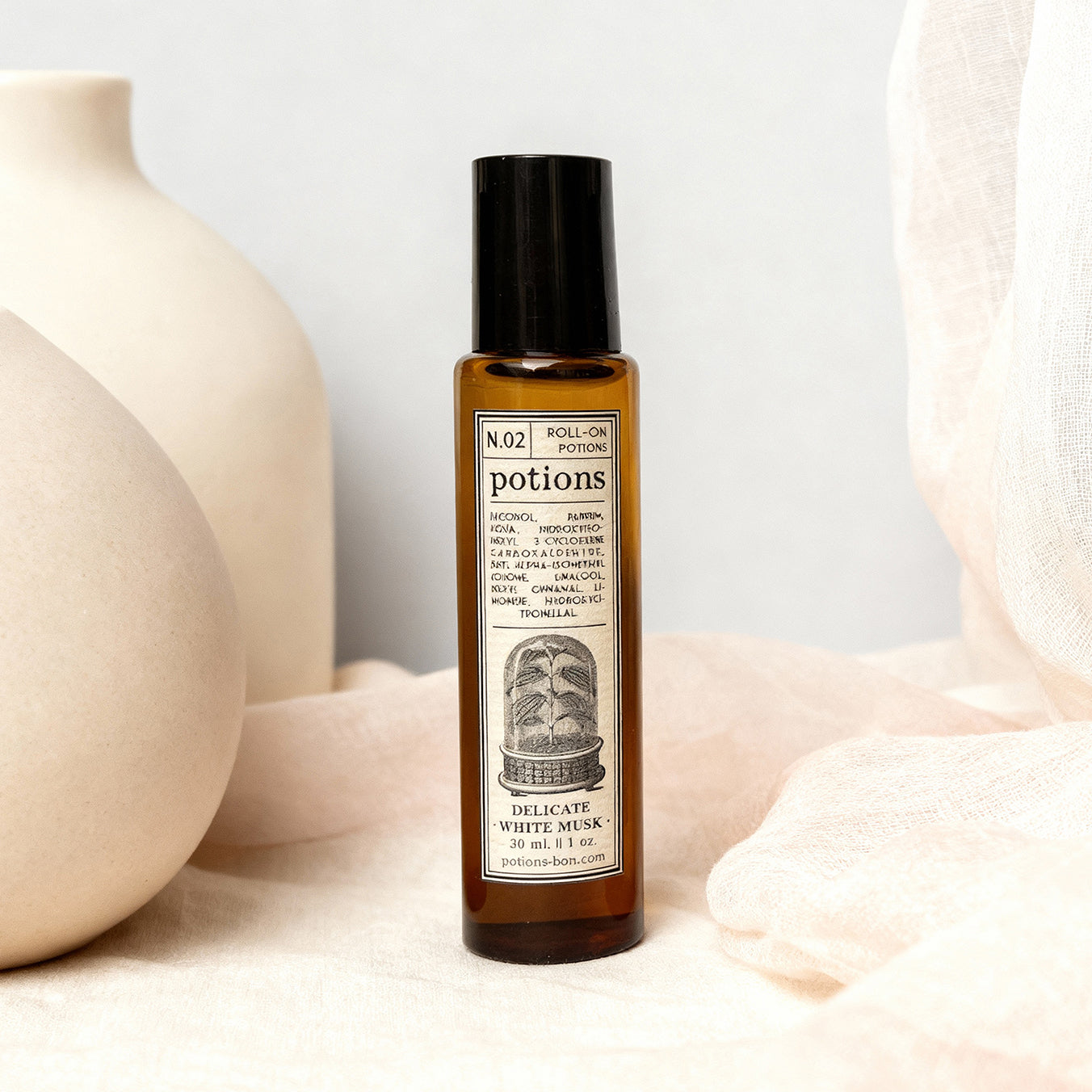 Perfume roll-on Delicate White Musk de Potions BCN en botella ámbar de 30 ml.