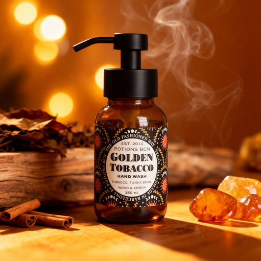 Jabón de manos Golden Tobacco de Potions BCN en botella de vidrio de 250 ml.