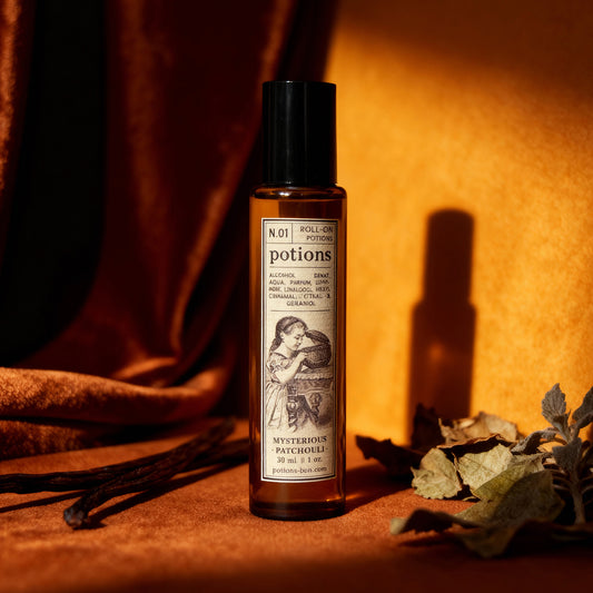 Perfume roll-on Mysterious Patchouli de Potions BCN en botella ámbar de 30 ml.