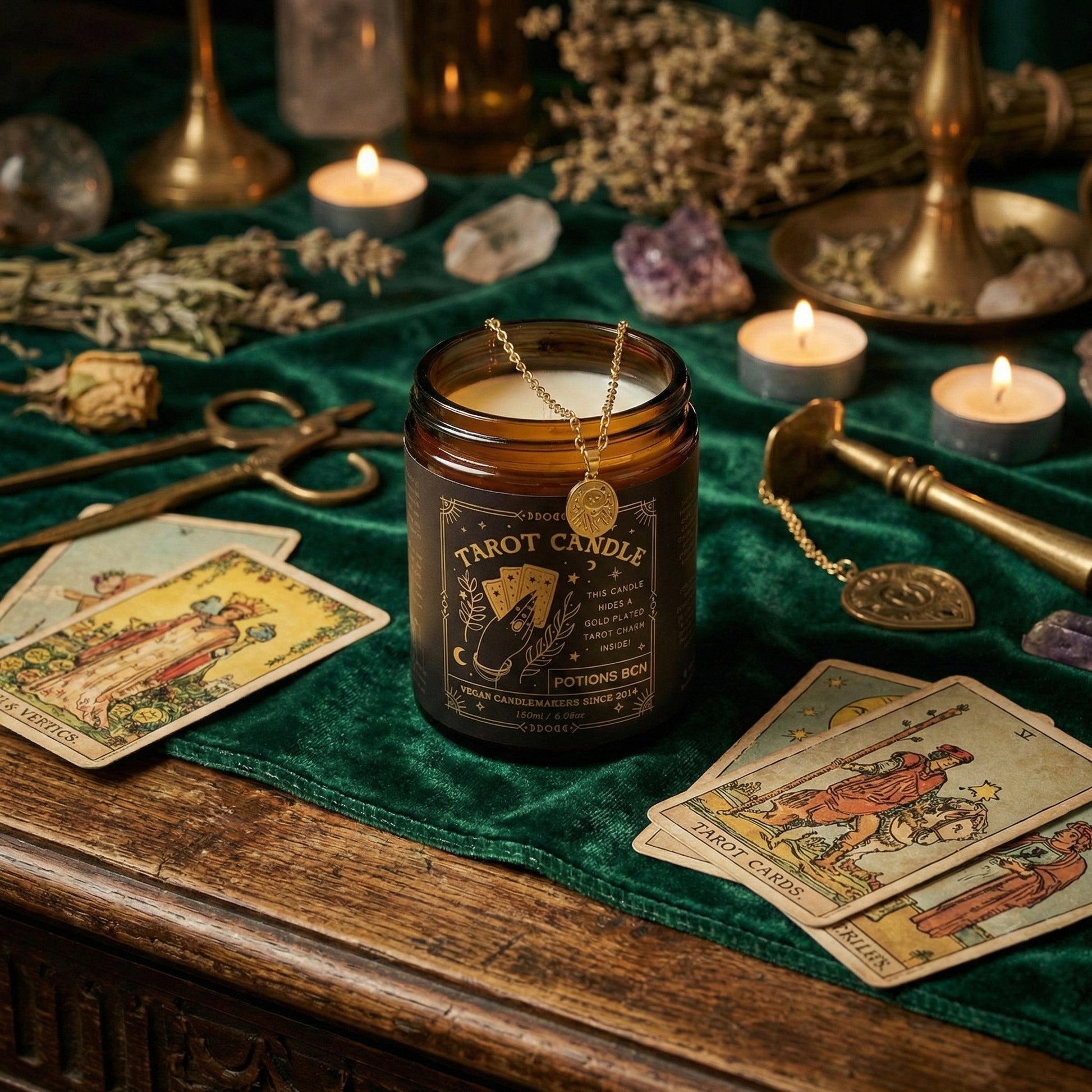 Tarot Candle artesanal con fragancia mística y colgante sorpresa